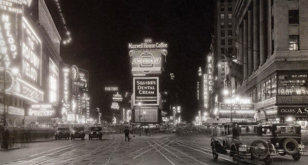  Фотография ночной Таймс-сквер 1920-х годов "width =" 600 "height =" 323 