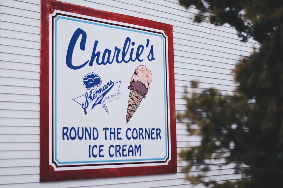  Знак мороженого за углом Чарли "width =" 1500 "height =" 1000 