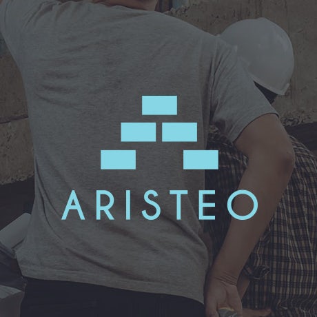  синие прямоугольники, сложенные в треугольник с текстом «Aristeo» 