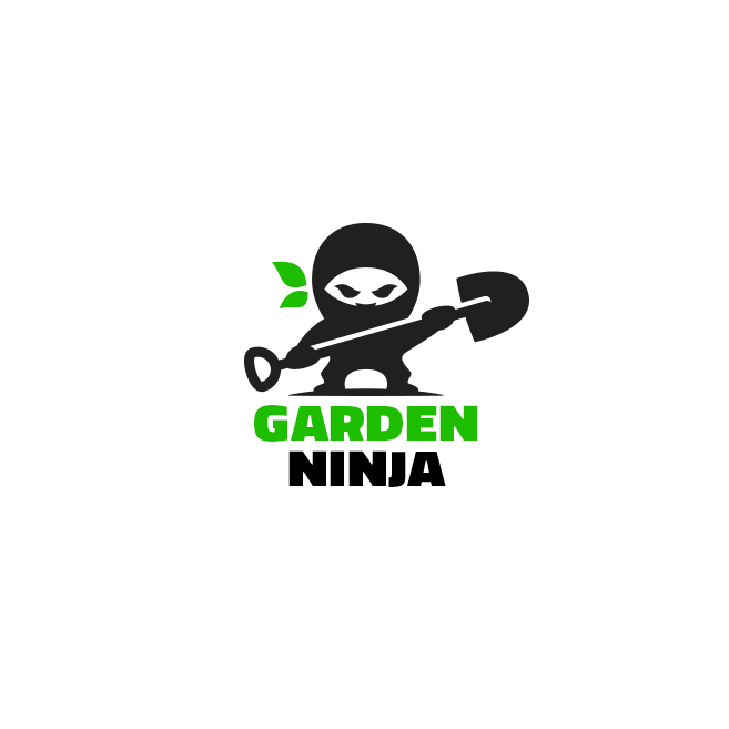  Силуэт ниндзя с лицом и валом лопатки в отрицательном пространстве и зелеными листьями, выглядывающими за его головой с текстом «Сад ниндзя» 