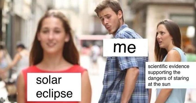  Отвлеченный мем о парне о взгляде на солнечное затмение 