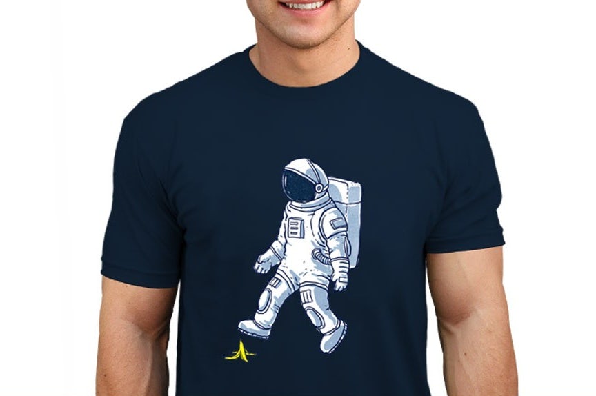  Индивидуальный дизайн футболки с надетой на косу космонавтом "width =" 864 "height =" 574 