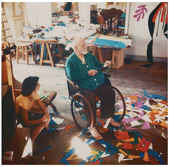 фотография Анри Матисса, создающего вырезы, когда другой человек смотрит на "width =" 569 "height =" 564 