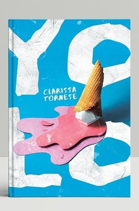  Дизайн книги-коллажа с розовым мороженым на земле на белом фоне и голубом фоне 