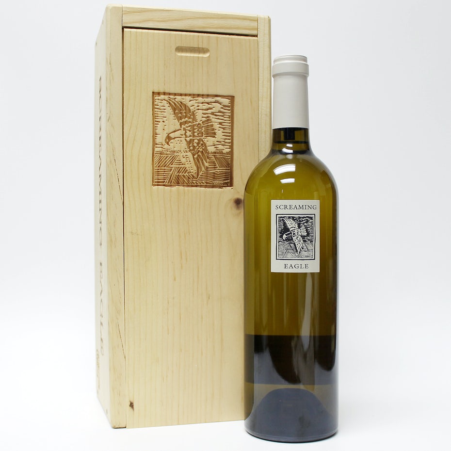  бутылка sauvignon blanc орущего орла рядом с коробкой 