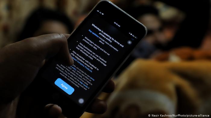  Сообщение с условиями политики конфиденциальности Whatsapp мигает на экране мобильного телефона в Барамулле, Джамму и Кашмире Индия 