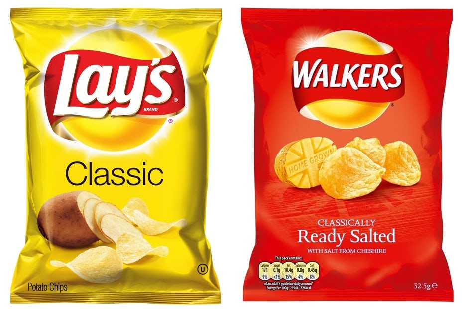  желтый Сумка Lays рядом с красной сумкой Walkers "width =" 1800 "height =" 1200 