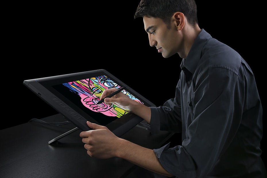  человек сидит за Wacom Cintiq 22, рисует "width =" 960 "height =" 640 "/> 
 
<figcaption> Via Wacom </figcaption></figure>
<p> Продукты Wacom повсеместно нравятся дизайнерам цифровых технологий , но мы сосредоточены на Cintiq 22, потому что Creative Bloq недавно назвал его лучшим планшетом для рисования. Этот планшет разработан для иллюстраторов любого уровня подготовки и предлагает достаточно функций, чтобы занять опытных ветеранов, не будучи слишком сложным для новичков. Это большой планшет, поэтому для него требуется специальное рабочее место. Он поставляется с пером Wacom Pro Pen 2, которое имеет более 8000 уровней чувствительности к давлению и чувствительности к углу наклона для точного захвата каждого штриха. </p>
<h4> Цена: </h4>
<h4> Основные характеристики: </h4>
<ul>
<li aria-level=