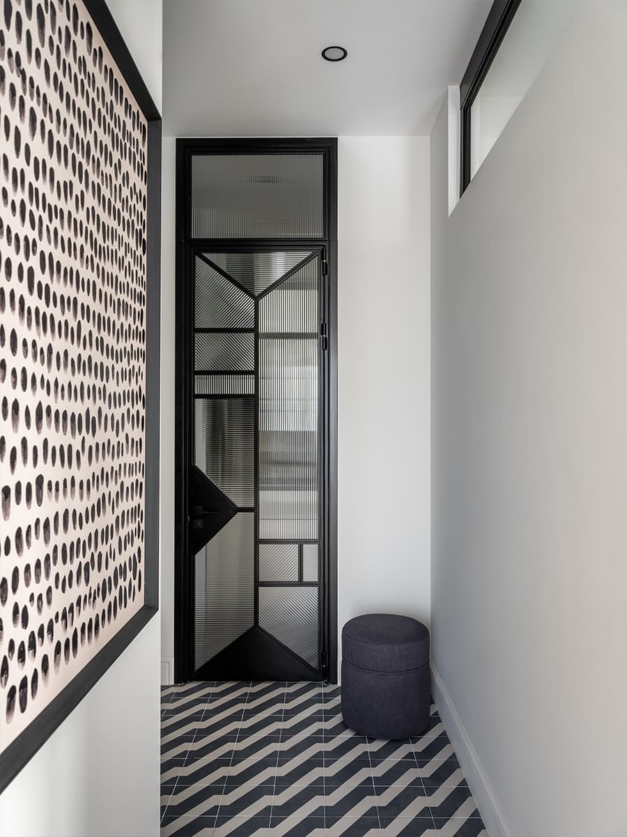 Квартира в пастельной цветовой гамме с контрастной отделкой – проект дизайнера Ильи Гульянца