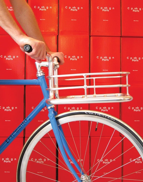 Дизайн логотипа и велосипедный продукт для Copenhagen Parts" width="600" height="760"/>
 
<figcaption>Copenhagen Parts привлекает местное сообщество городских велосипедистов элегантным дизайном велосипеда и логотипом, вызывающим доверие местные жители, чтобы заполнить пробелы в названии города (которое также представляет недостающие части, которые ищут велосипедисты). , как правило, стремятся к более глобальному охвату, учитывая, что они могут взаимодействовать с клиентами в любое время и в любом месте. Их сотрудники могут даже существовать по всему миру.</p>
<p> Тем не менее, основатель(и) компании откуда-то, или, может быть, первоначальная идея бизнеса может быть связана с определенным местом.</p>
<p> Таким образом, местный брендинг в этом контексте означает владение этой историей в вашем брендинге посредством локализации веб-сайта. Это может быть небольшой штрих, придающий вашему бренду индивидуальность, которую трудно получить при отсутствии личного общения.</p>
<p>Обычные предприятия, то есть те, у которых есть магазин или офис в физическом месте, будут больше всего инвестировать в местный брендинг. Их усилия по брендингу будут включать не только такие вещи, как логотип, дизайн магазина и вывесок, но и личные отношения с клиентами и сообществом.</p>
<p>Компании, имеющие несколько франчайзинговых магазинов, по-прежнему пользуются преимуществами местного брендинга в одном конкретном месте. Известным примером может быть ИКЕА. Хотя IKEA обычно представляет Швецию, знание того места, откуда они пришли, способствовало созданию уникальной индивидуальности их бренда на переполненном международном рынке доступной мебели.</p>
<h2><span id=