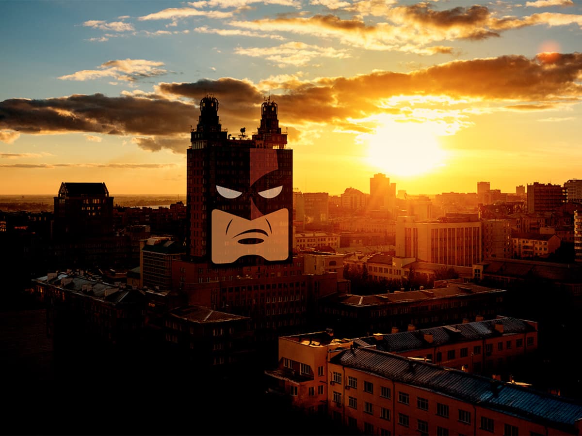 Высотка «Бэтмен» (народное название), 2003, архитекторы А. Баранов, А. Долнаков, И. Поповский, Новосибирск. Фото: Gelio