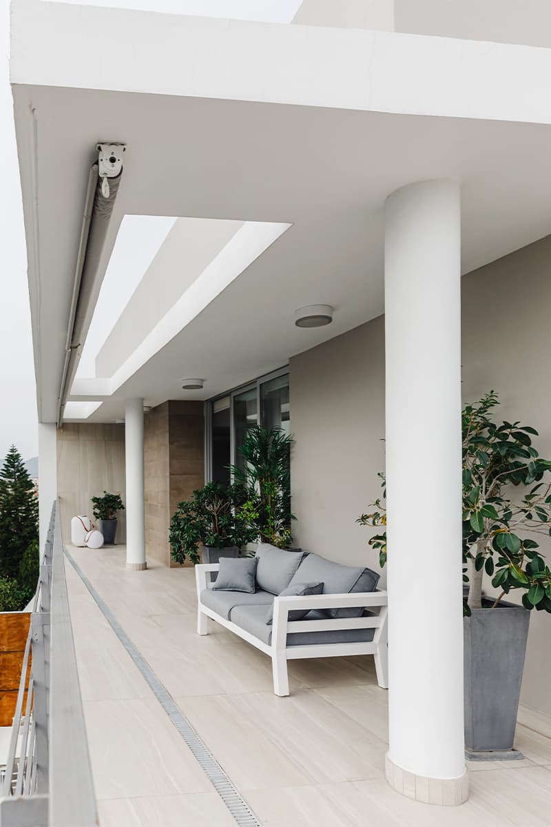 Интерьер дома с террасой в природных тонах – проект Анны Мишиной