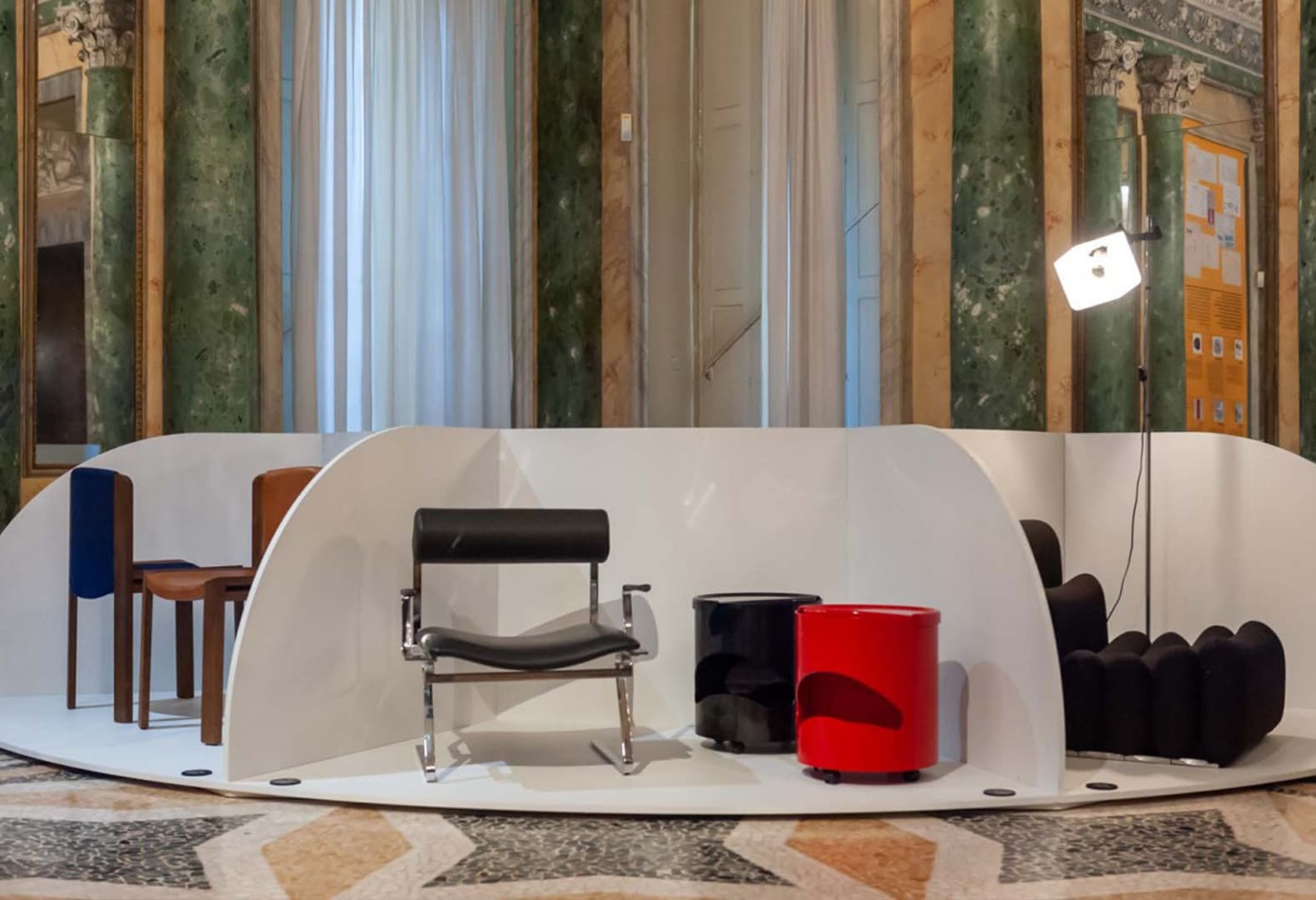 Мебель Джо Коломбо на выставке в Галерее современного искусства в Милане. Фото: Teo Finazzi