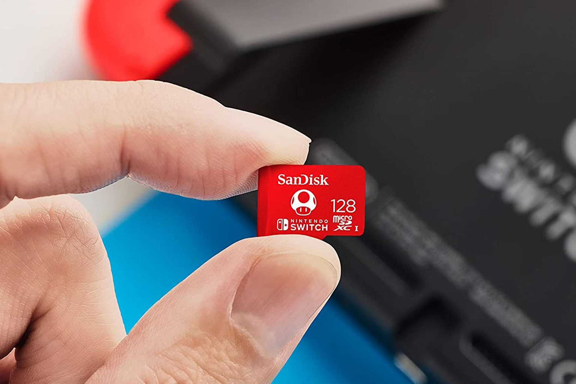 Снимок пользователя, держащего карту Nintendo Micro SD перед своей консолью Switch.