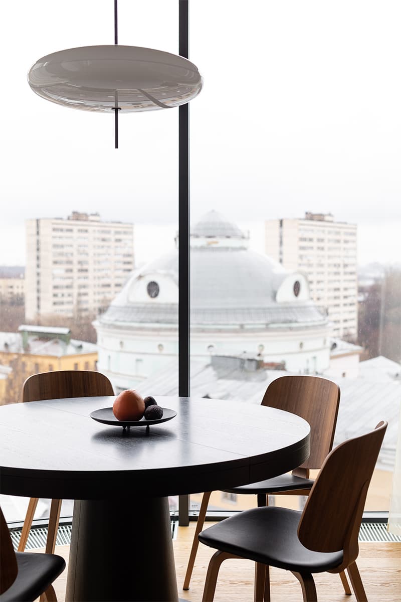 Минималистичный интерьер апартаментов с акцентной кухней — проект brnz bureau