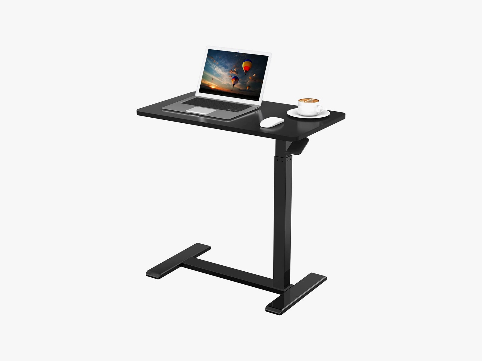 Регулируемый стол Flexispot с мышкой для ноутбука и чашкой кофе сверху.