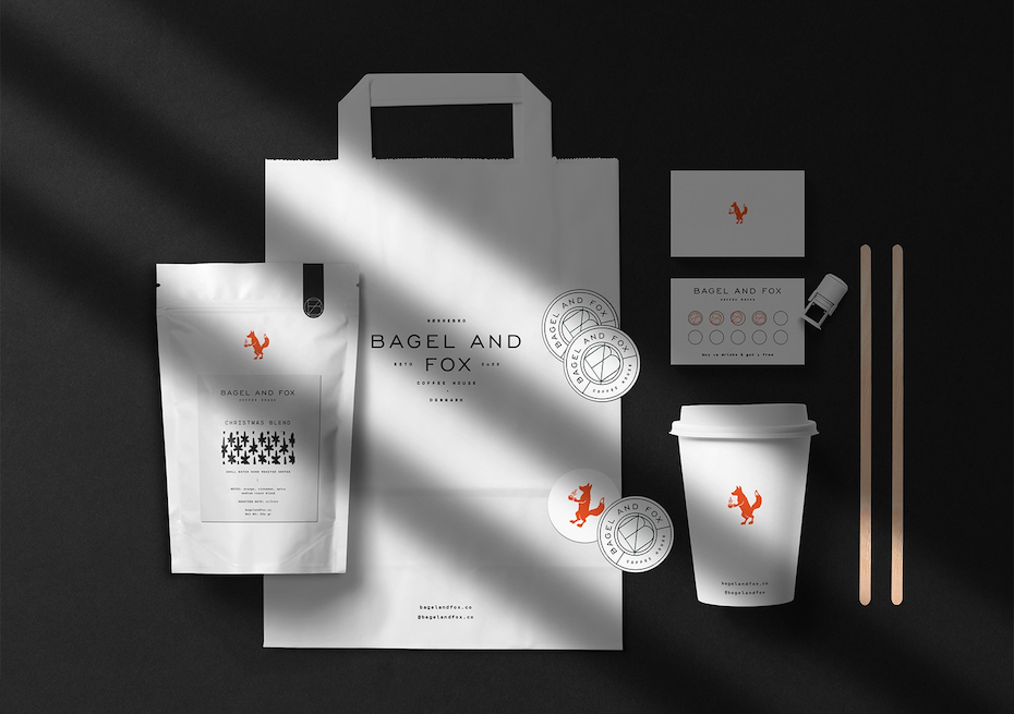 логотип рогалика и лисы на упаковочных материалах, таких как пакет для кофейных зерен, кофейная чашка, бумажный пакет, визитные карточки и наклейки