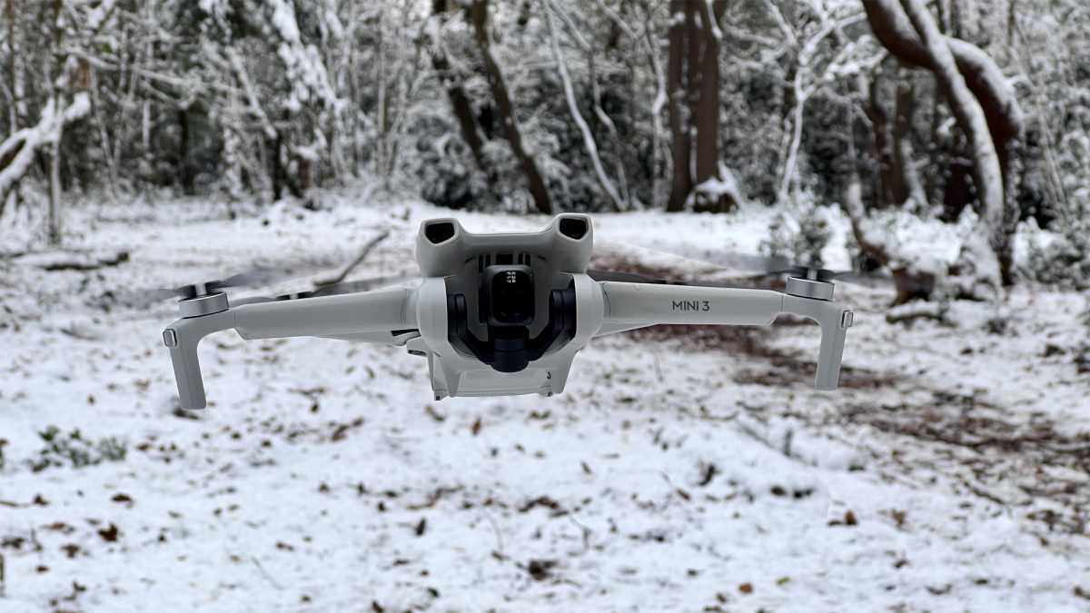 DJI Mini 3 летит в снегу