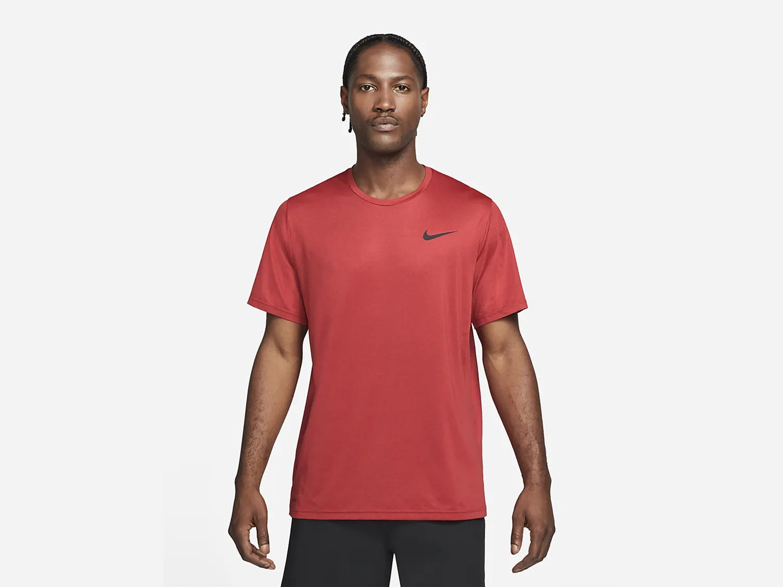 Человек, демонстрирующий рубашку с коротким рукавом Nike Pro Dri Fit