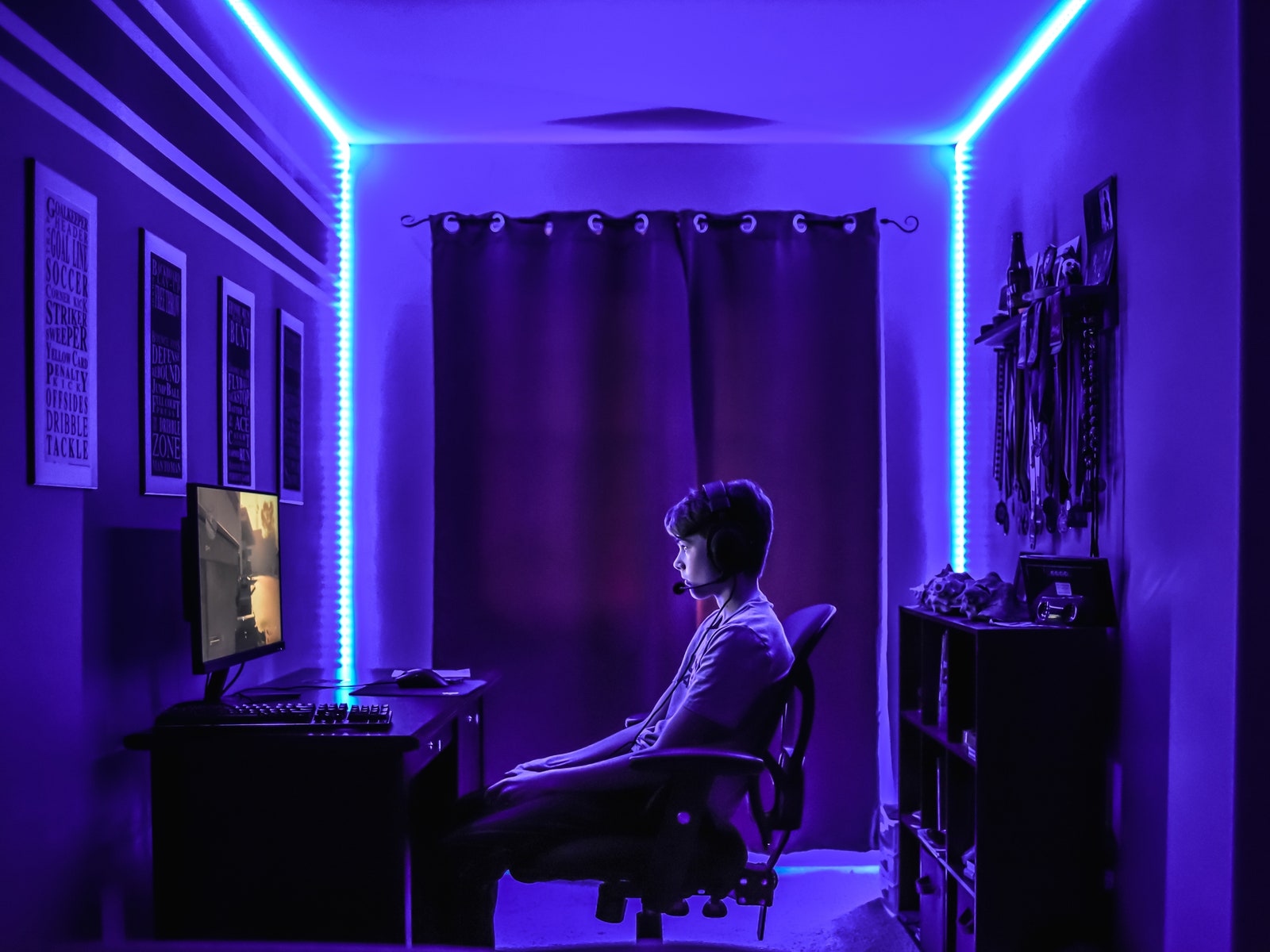 ребенок сидит за игровым компьютером