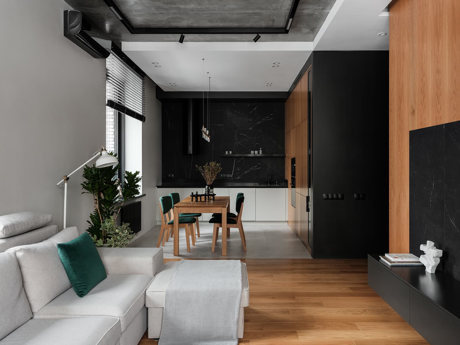 Темные оттенки, зелень и дерево в интерьере квартиры с контрастной кухней — проект студии дизайна интерьеров TOTLstudio