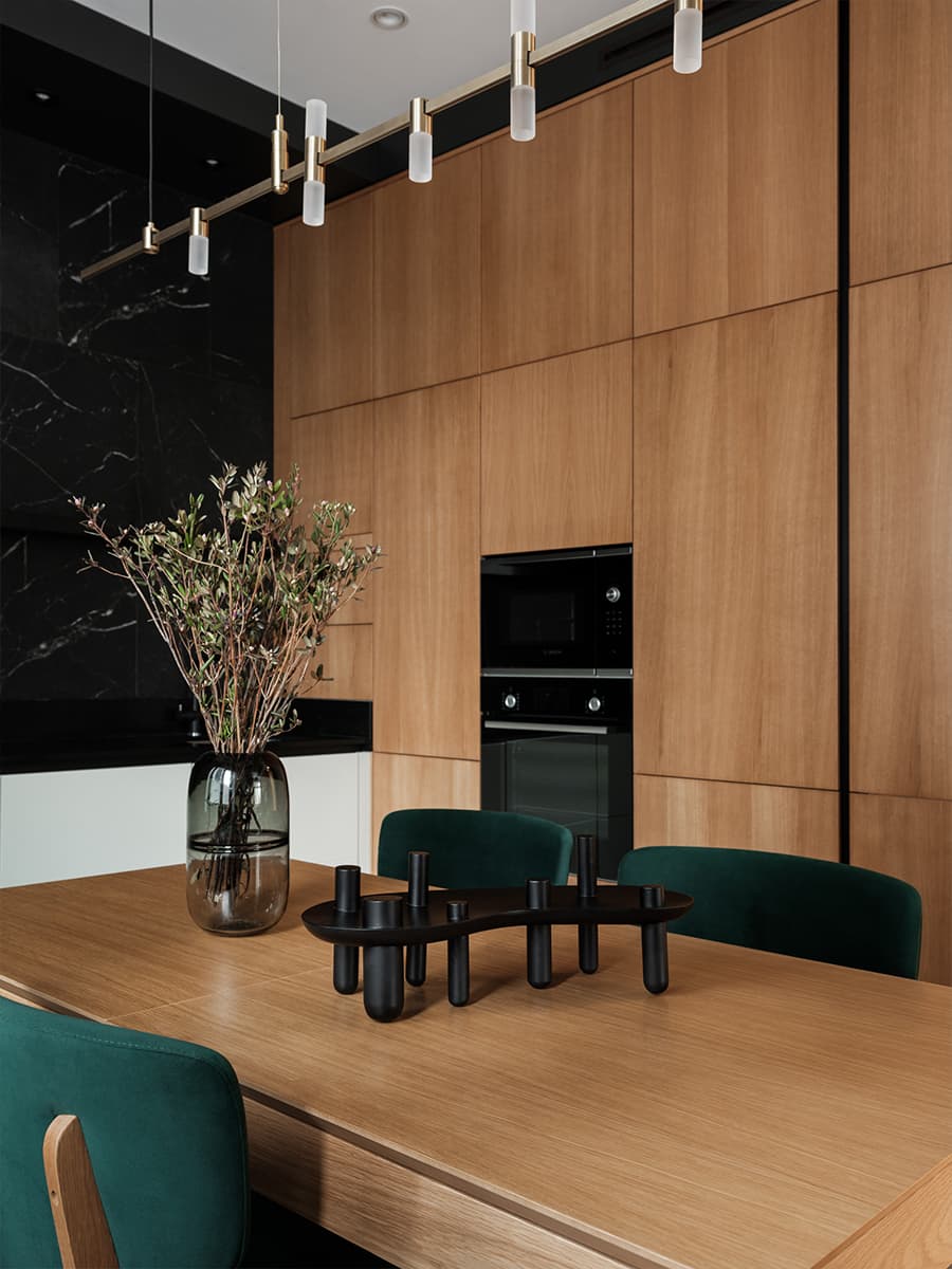Темные оттенки, зелень и дерево в интерьере квартиры с контрастной кухней — проект студии дизайна интерьеров TOTLstudio