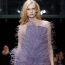 Бренд Stella McCartney показал платья с перьями из травы