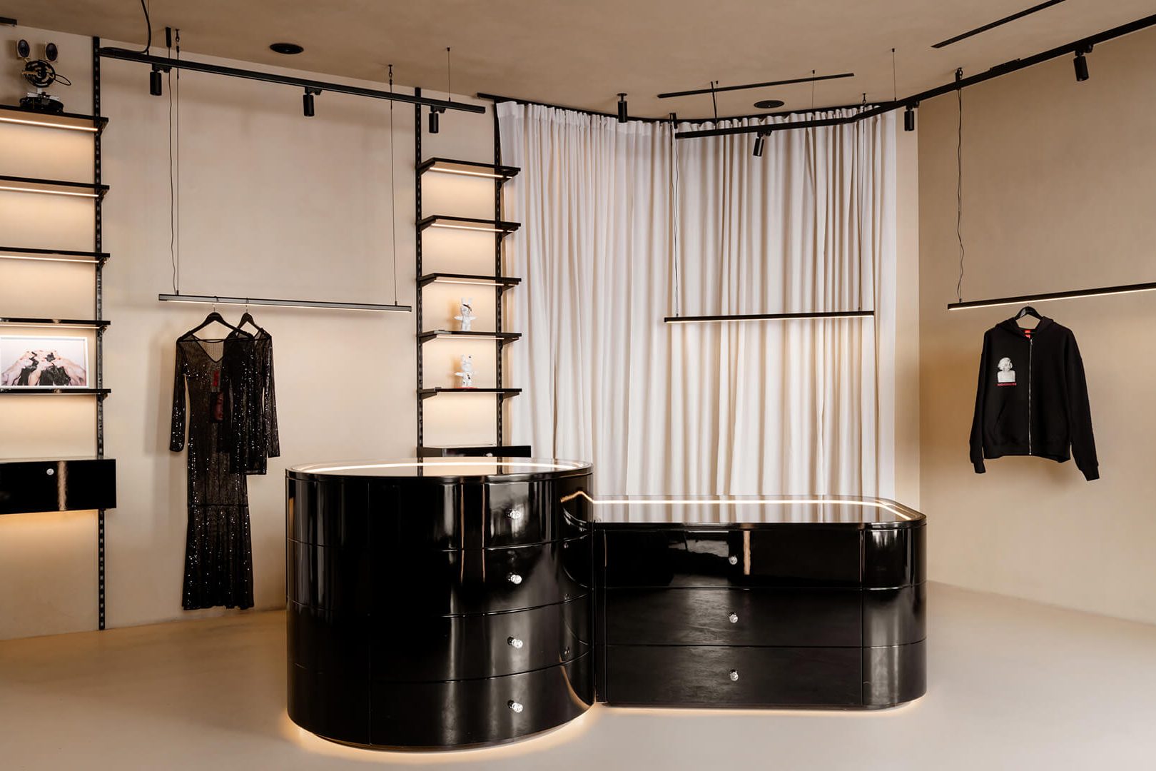 Летящий текстиль и графичная мебель в интерьере небольшого шоурума —