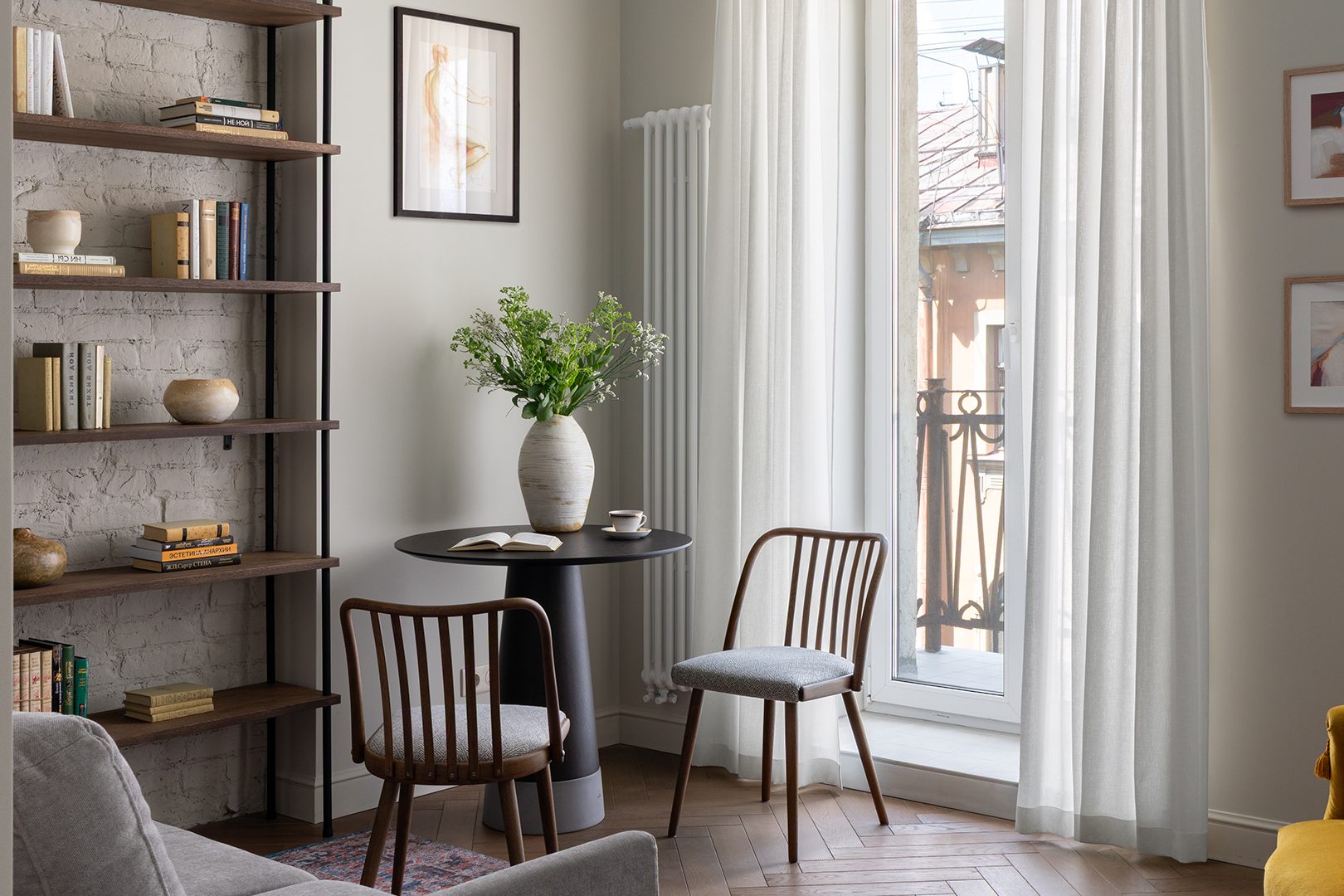 Винтажная мебель и световое окно в интерьере квартиры светского обозревателя