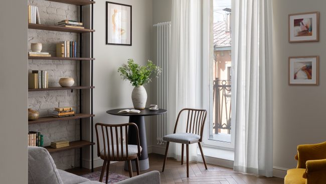 Винтажная мебель и световое окно в интерьере квартиры светского обозревателя