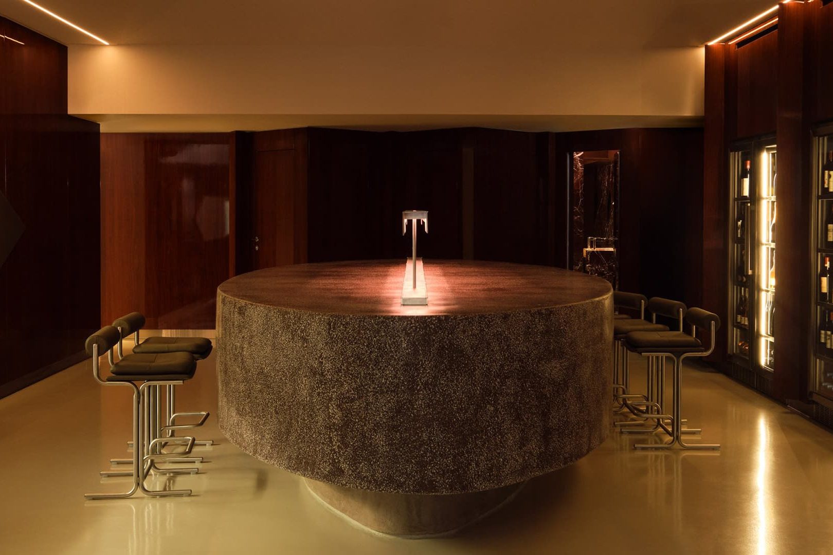 Глубокие бордовые и коричневые тона в эффектном интерьере ресторана —