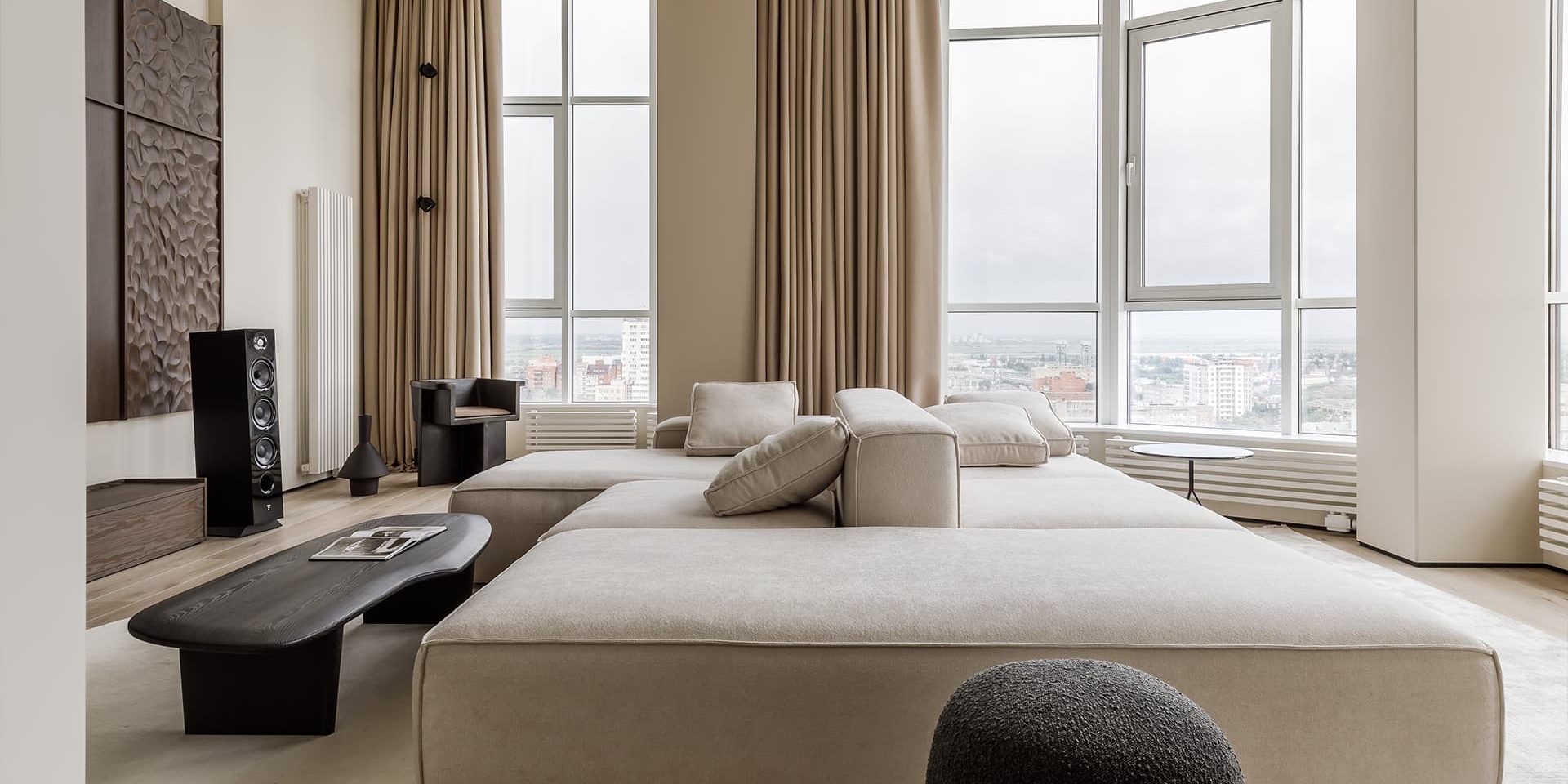 Графичные детали в монохромном интерьере трехуровневой квартиры — студии KOSTANDI