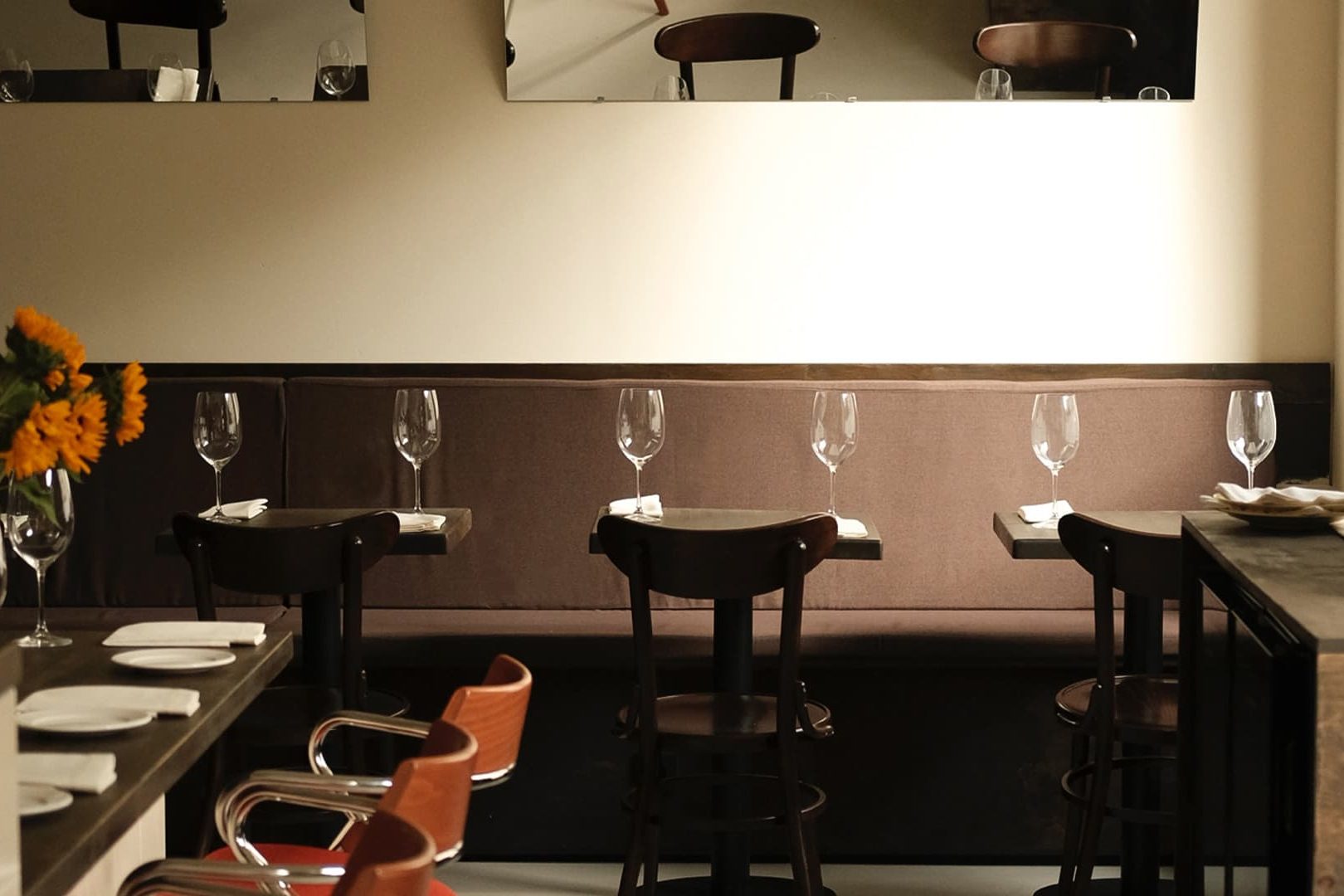 Камерный интерьер ресторана с выразительными винтажными деталями — проект Насти