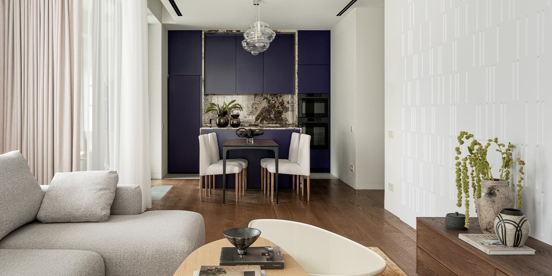 Строгая синяя кухня в интерьере квартиры для сдачи в аренду