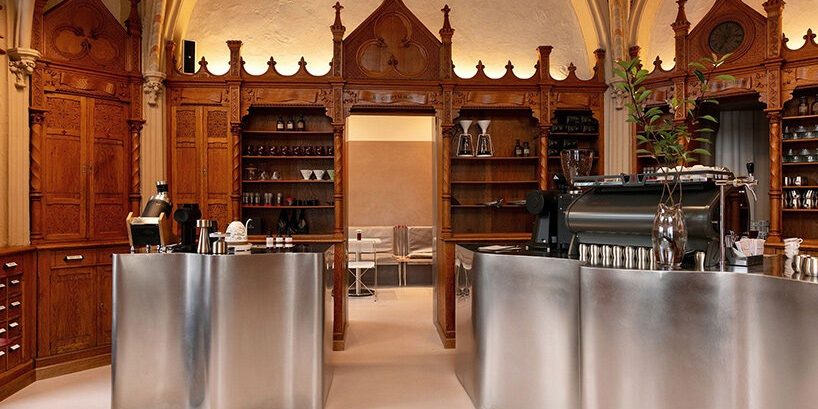 Архитекторы из Румынии спроектировали кофейню в бывшей аптеке