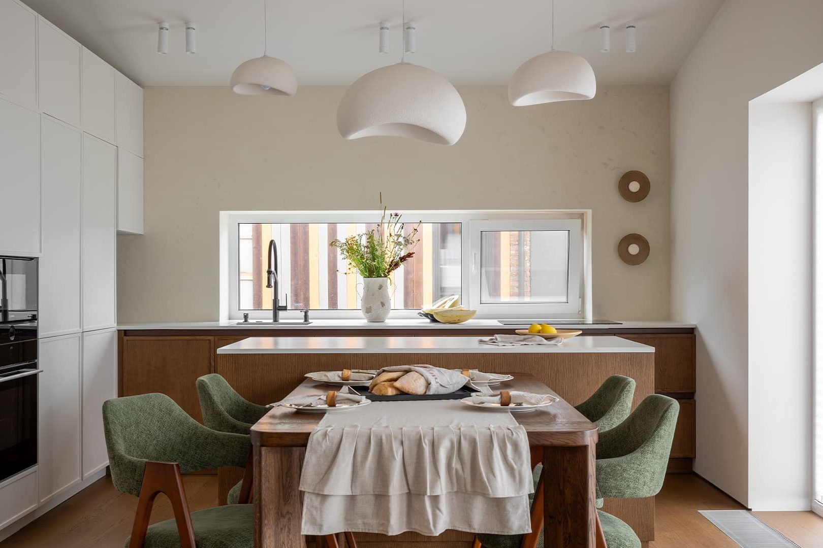 Авторские панно и природные цвета в интерьере загородного дома —