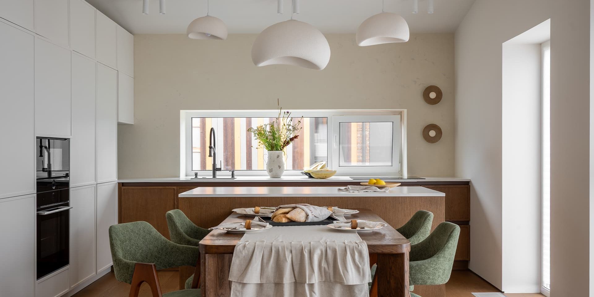 Авторские панно и природные цвета в интерьере загородного дома —