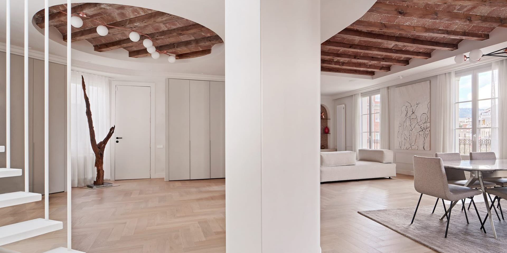 Открытый рельеф потолка в интерьере квартиры в Барселоне — проект