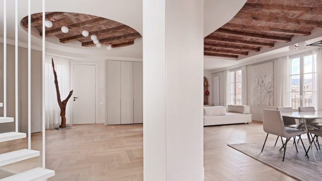 Открытый рельеф потолка в интерьере квартиры в Барселоне — проект