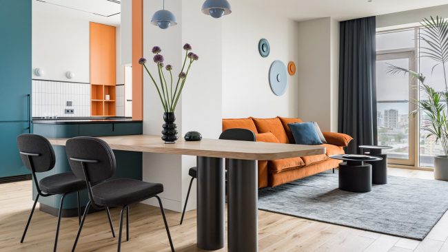 Смелые сочетания цветов в интерьере квартиры для творческой девушки —