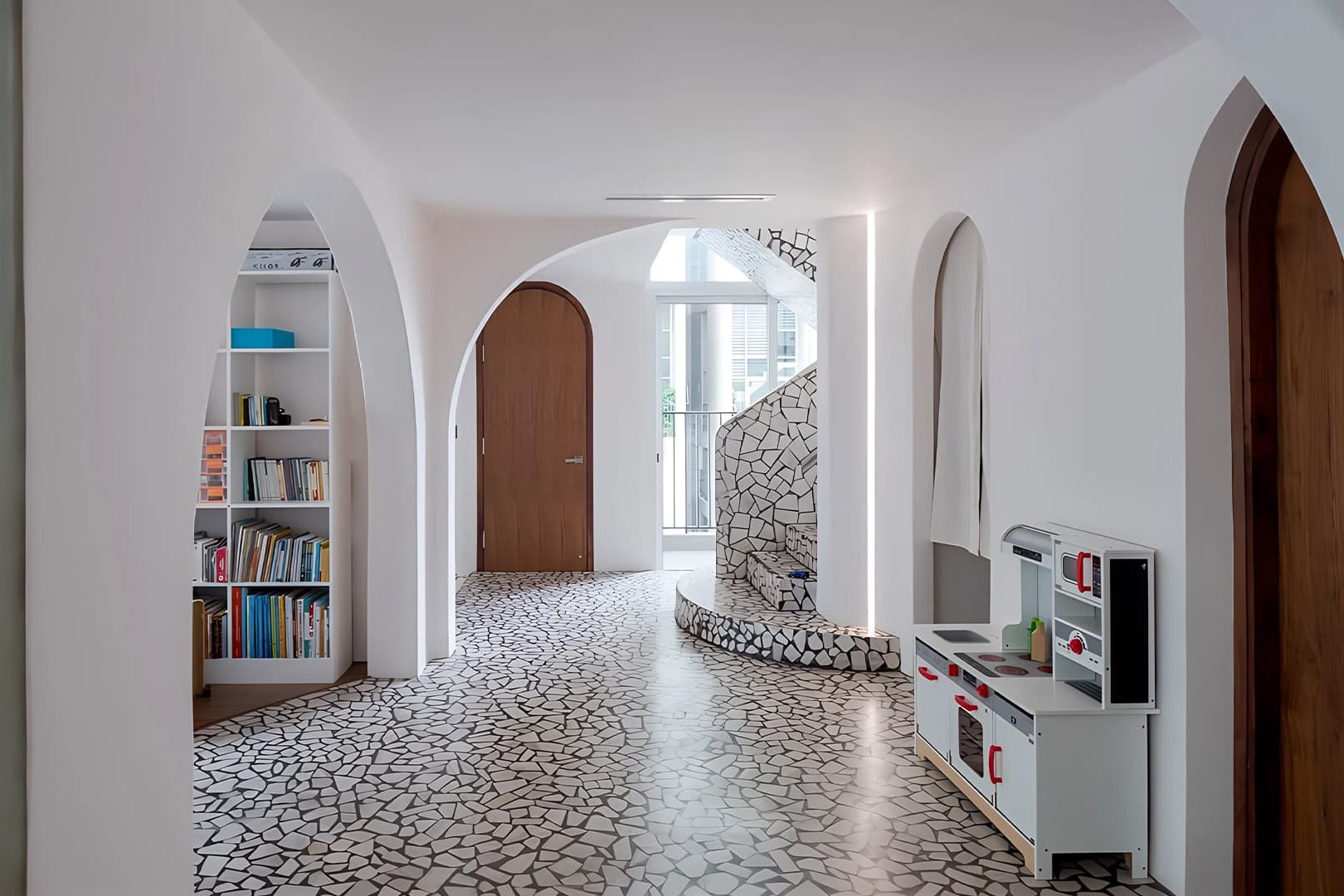 9 интерьеров квартир с эффектной плиткой терраццо