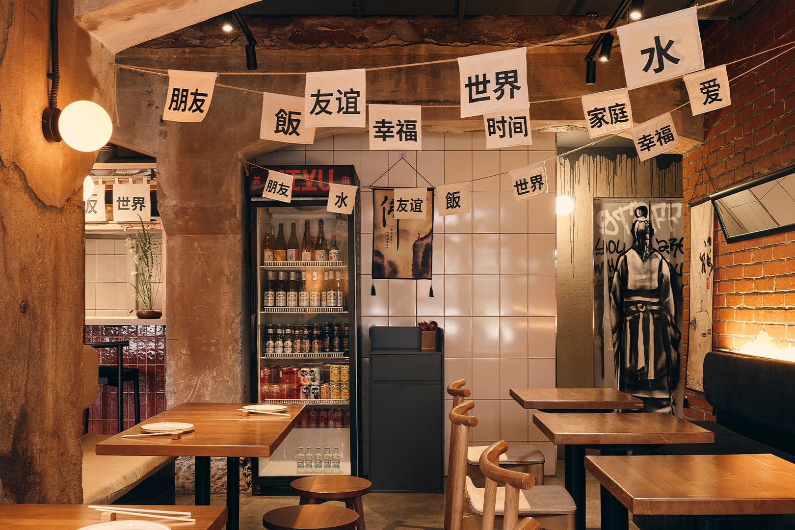 Брутальные фактуры и аутентичный декор в интерьере кафе азиатской кухни