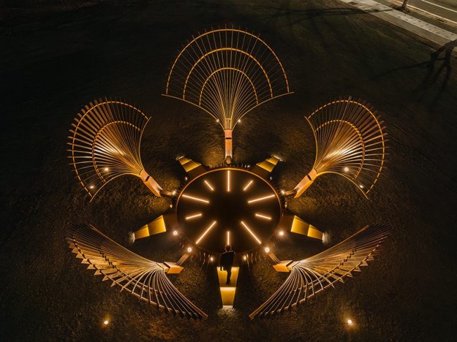 Чэн-Цзун Фэн переосмыслил форму огненного дерева в инсталляции