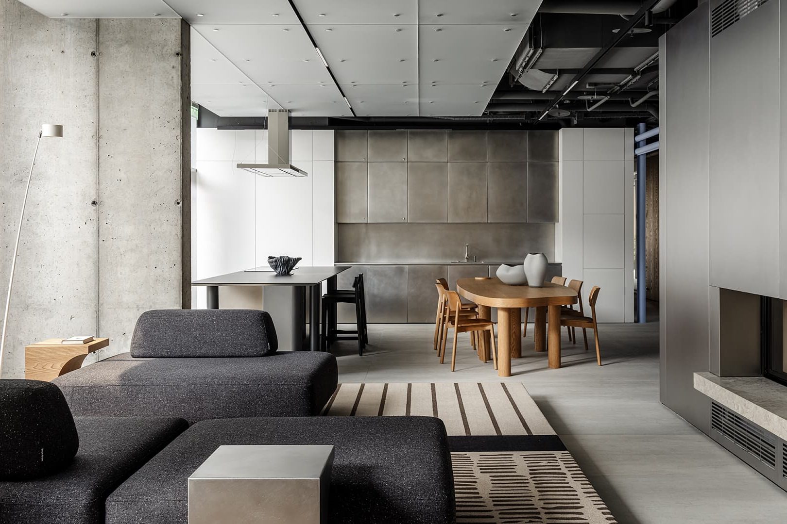 Холодные голубые оттенки, бетон и дерево в интерьере клубного дома