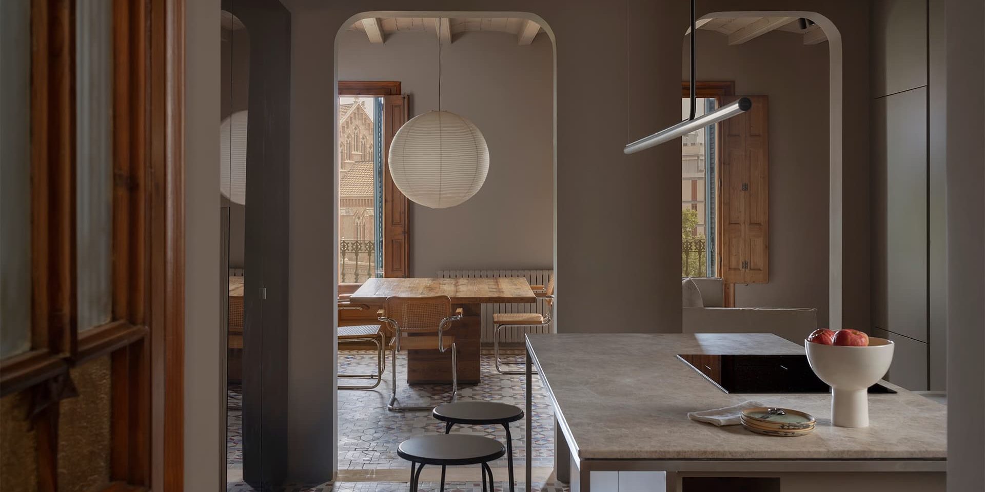 Историческая плитка и открытая планировка в отреставрированном интерьере квартиры —