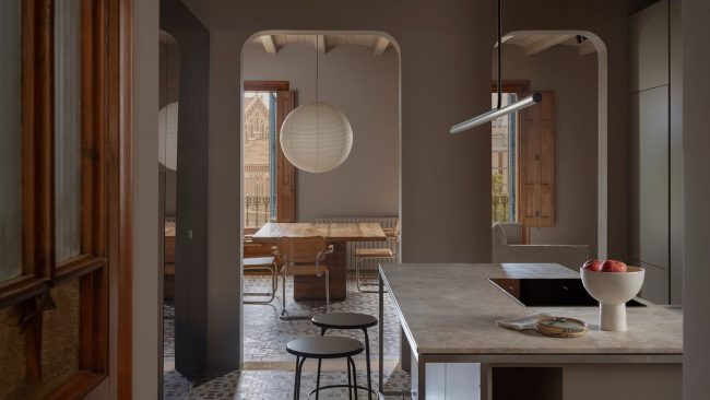 Историческая плитка и открытая планировка в отреставрированном интерьере квартиры —