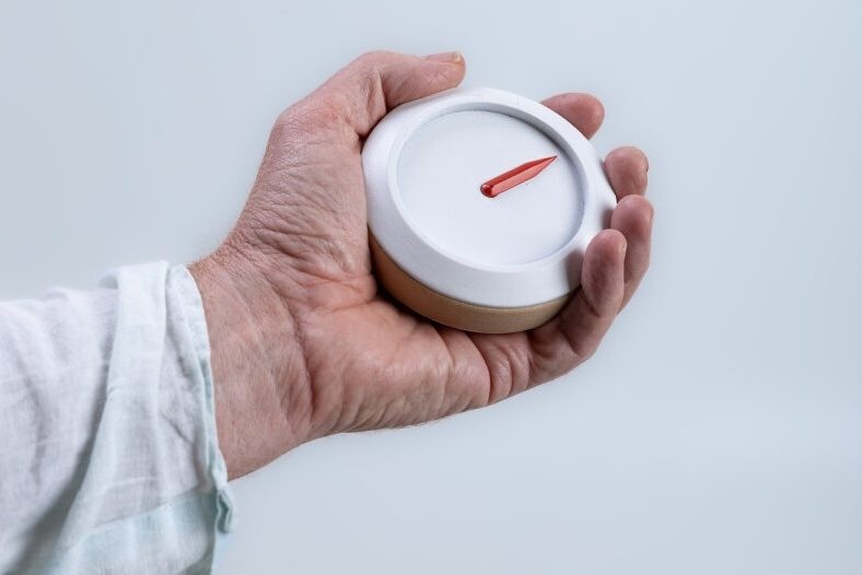 Компания Aumens представила простой компас для людей с деменцией