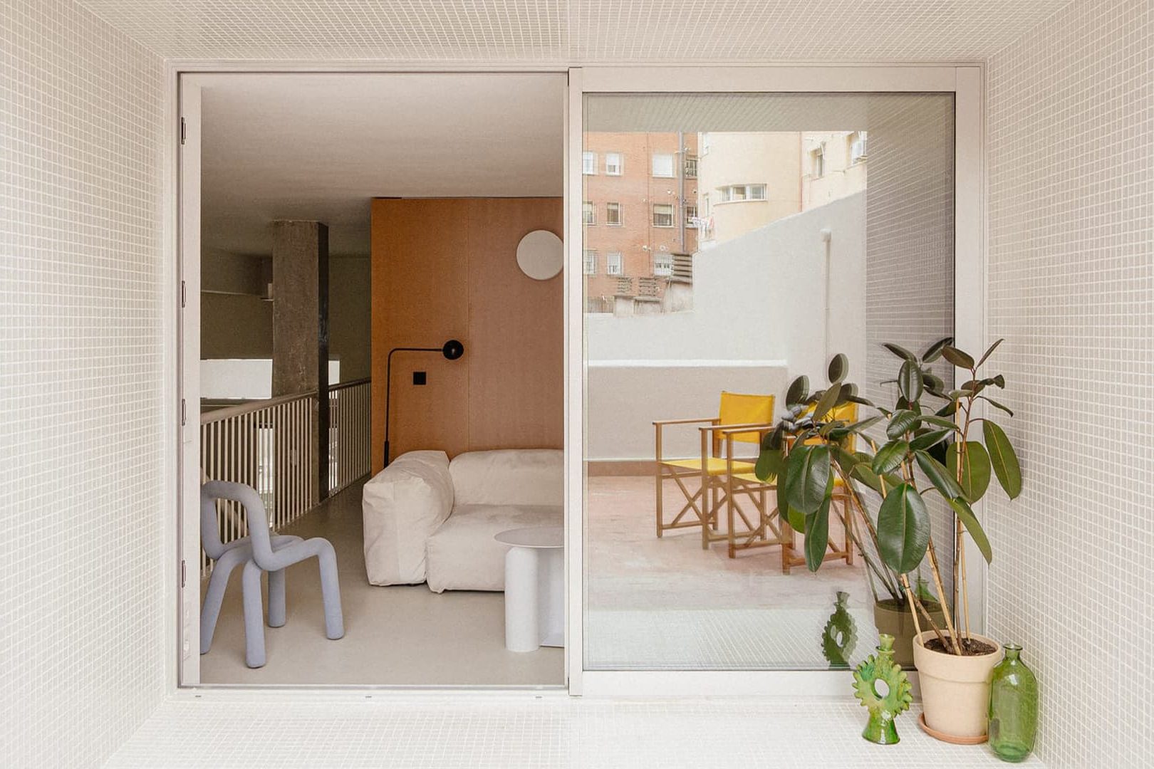 Залитый светом интерьер квартиры в бывшей меховой мастерской — проект