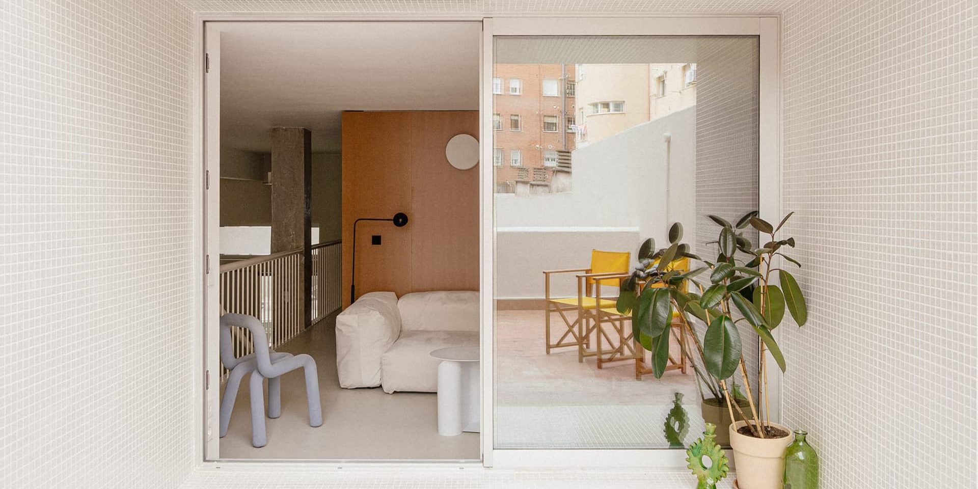 Залитый светом интерьер квартиры в бывшей меховой мастерской — проект