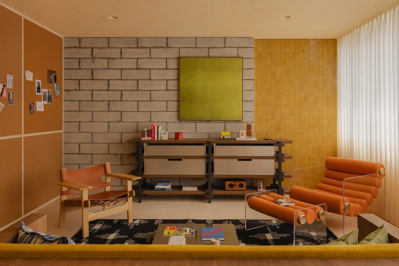 Зеленый мрамор, фанера и нержавеющая сталь в интерьере квартиры дизайнера